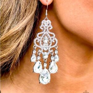 NWT beautiful big bling earrings from paparazzi, White Rhinestones and silver 🔥